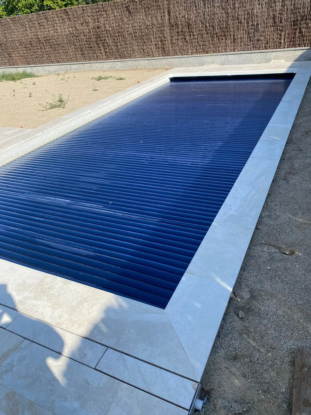 Cubierta de lamas cerrada sobre una piscina