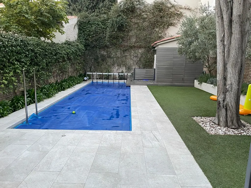 Piscina exterior con cobertor instalado