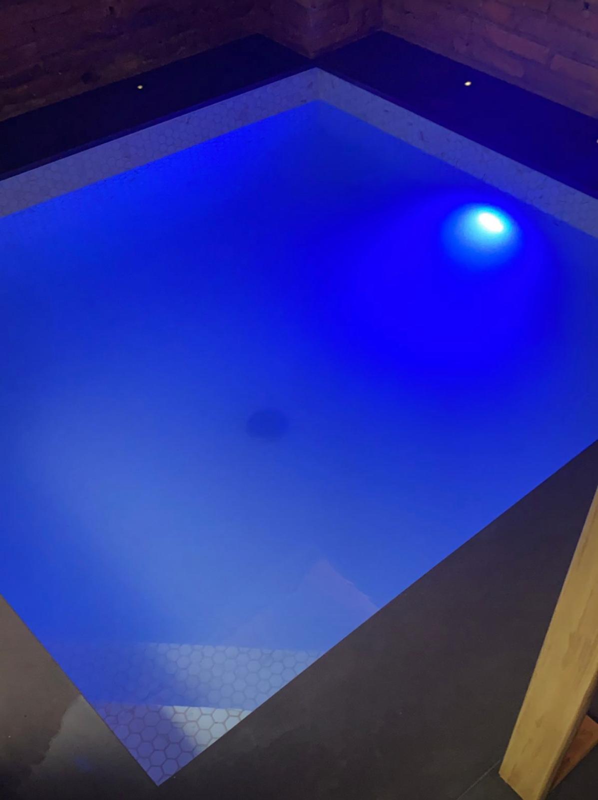 Flotarium SPA con agua iluminada en azul