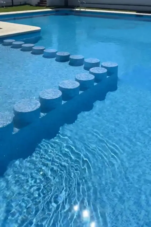 Piscina azul en servicio de mantenimiento
