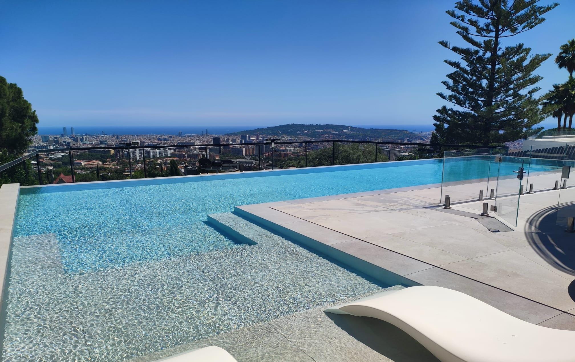 Piscina con agua cristalina y vistas panorámicas