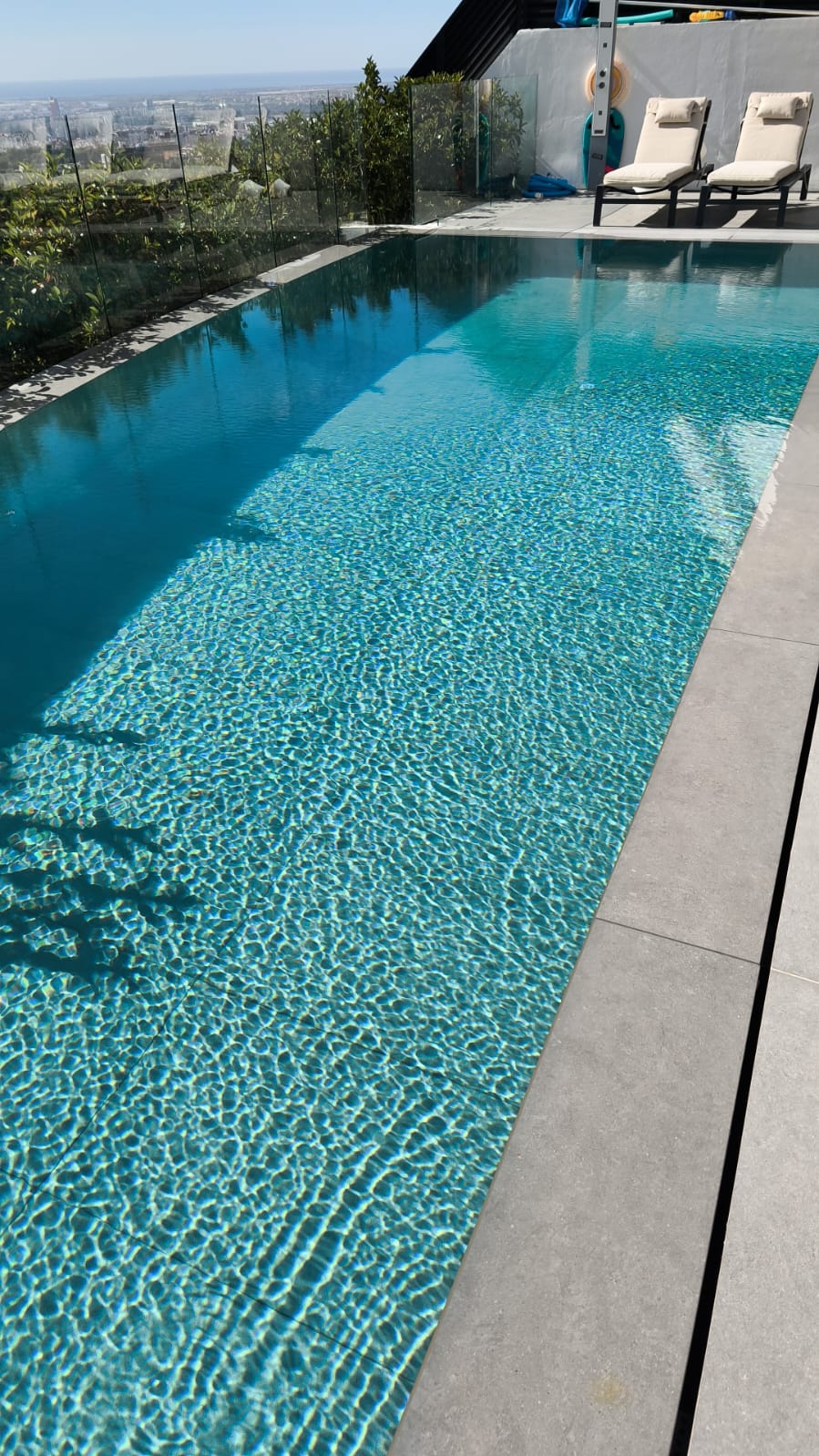 Piscina con agua cristalina tras la puesta a punto