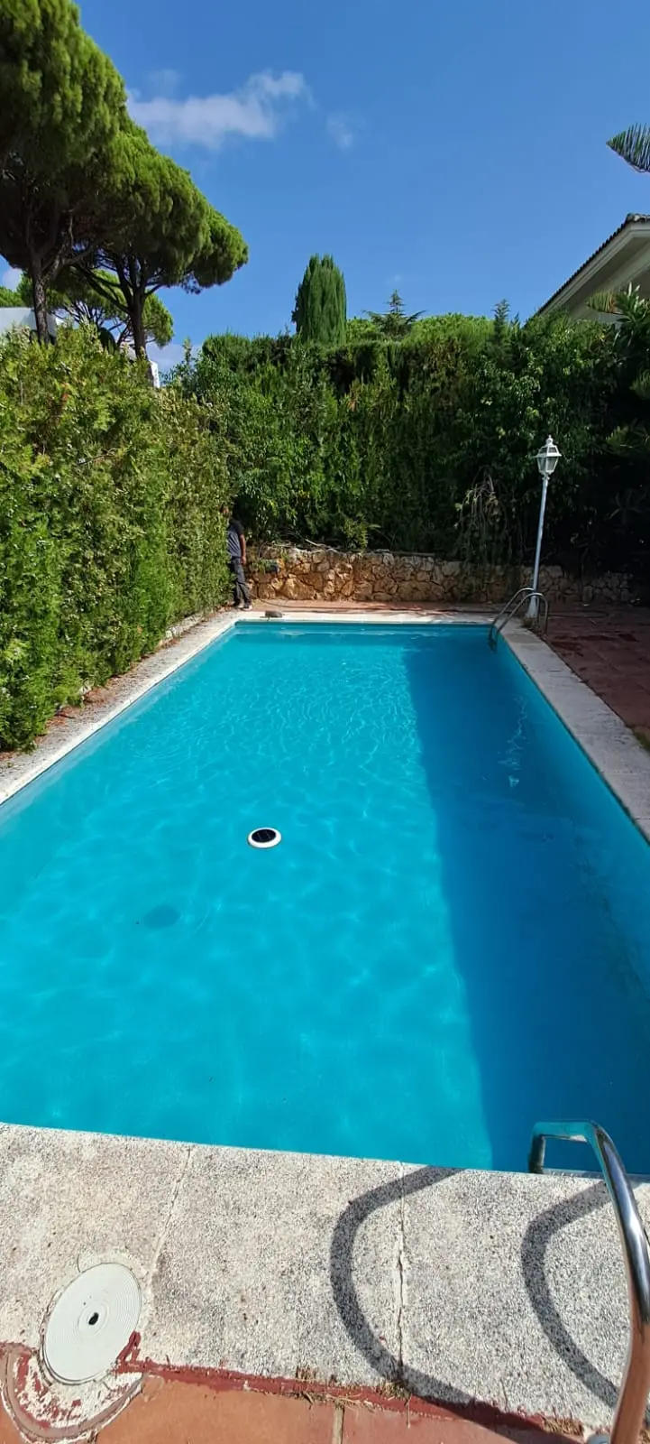 Piscina con agua azul cuatro horas después del tratamiento