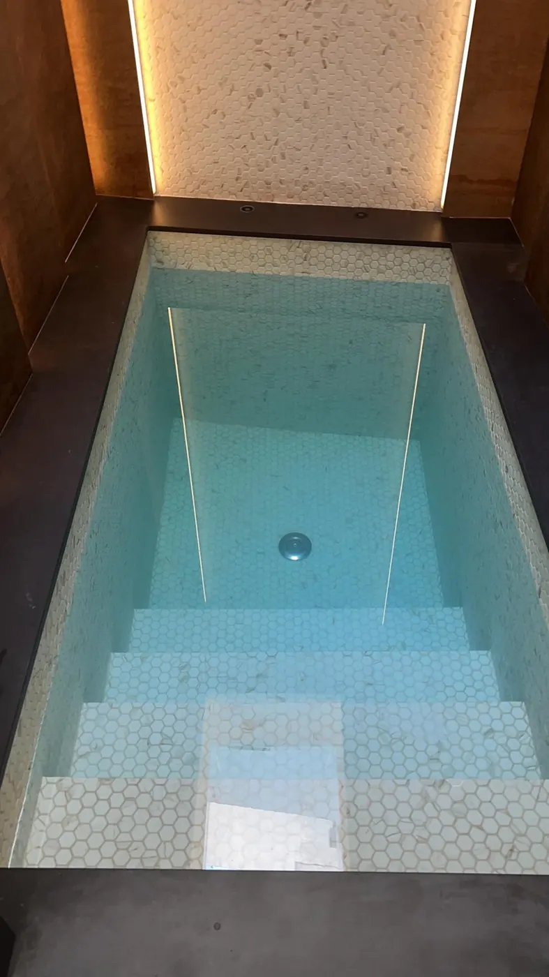 SPA interior integrado en una instalación